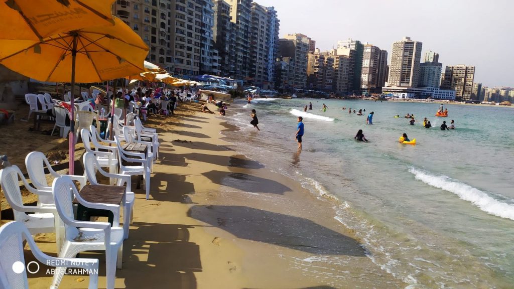 مصايف الإسكندرية: تباين ألوان الرايات بشواطئ المحافظة وسط نسب إقبال منخفضة 1 elaosboa581691726831384