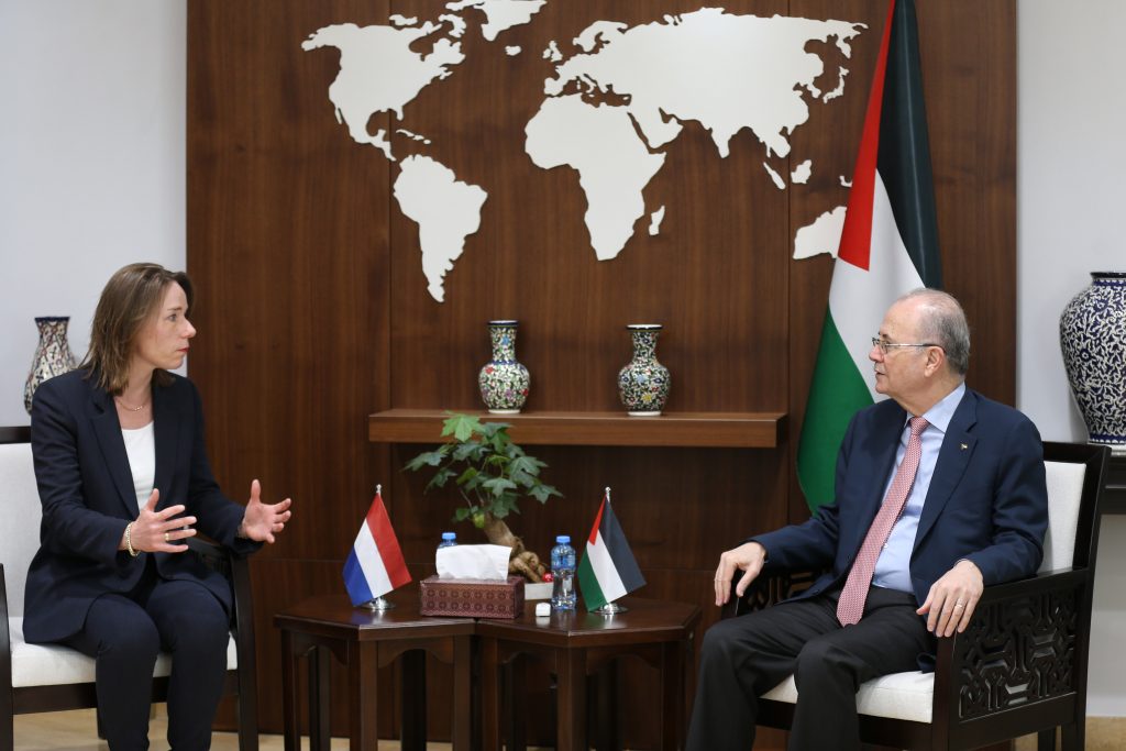 رئيس الوزراء الفلسطيني يبحث مع وزير خارجية هولندا دفع الجهود لوقف العدوان على الضفة وغزة 1 hlaenhcilzdao6ps1725204484
