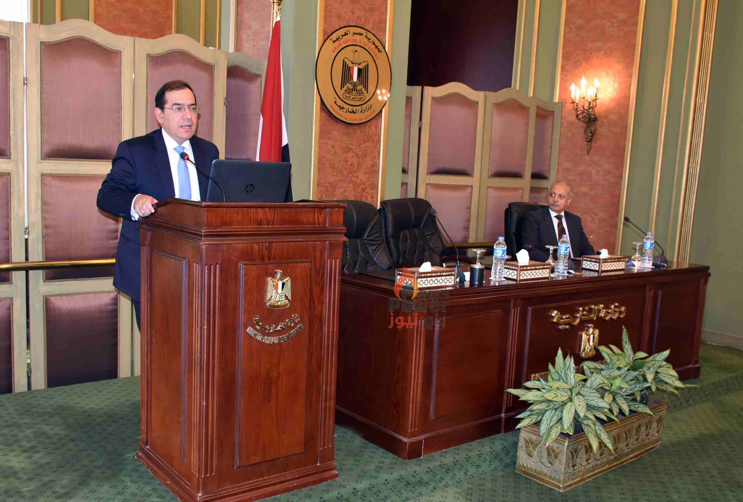 في لقاء مع سفراء مصر الجدد.. وزير البترول يستعرض فرص الاستثمار في قطاع البترول والتعدين المصري 1 وزير البترول خلال اللقاء1726212724