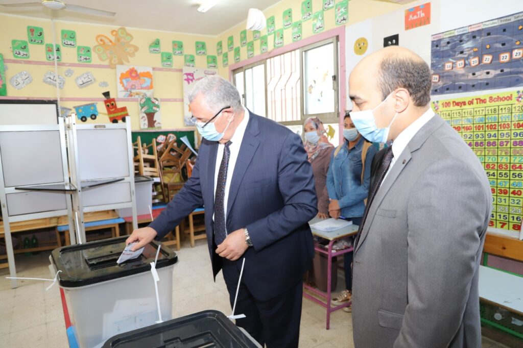 وزير الزراعة ومحافظ المنوفية ورئيسا زراعة "النواب" و"الشيوخ" يتفقدون مصنع التغذية المدرسية بقويسنا 1 وزير الزراعة يدلي بصوته في إنتخابات مجلس النواب 4 scaled1725696724