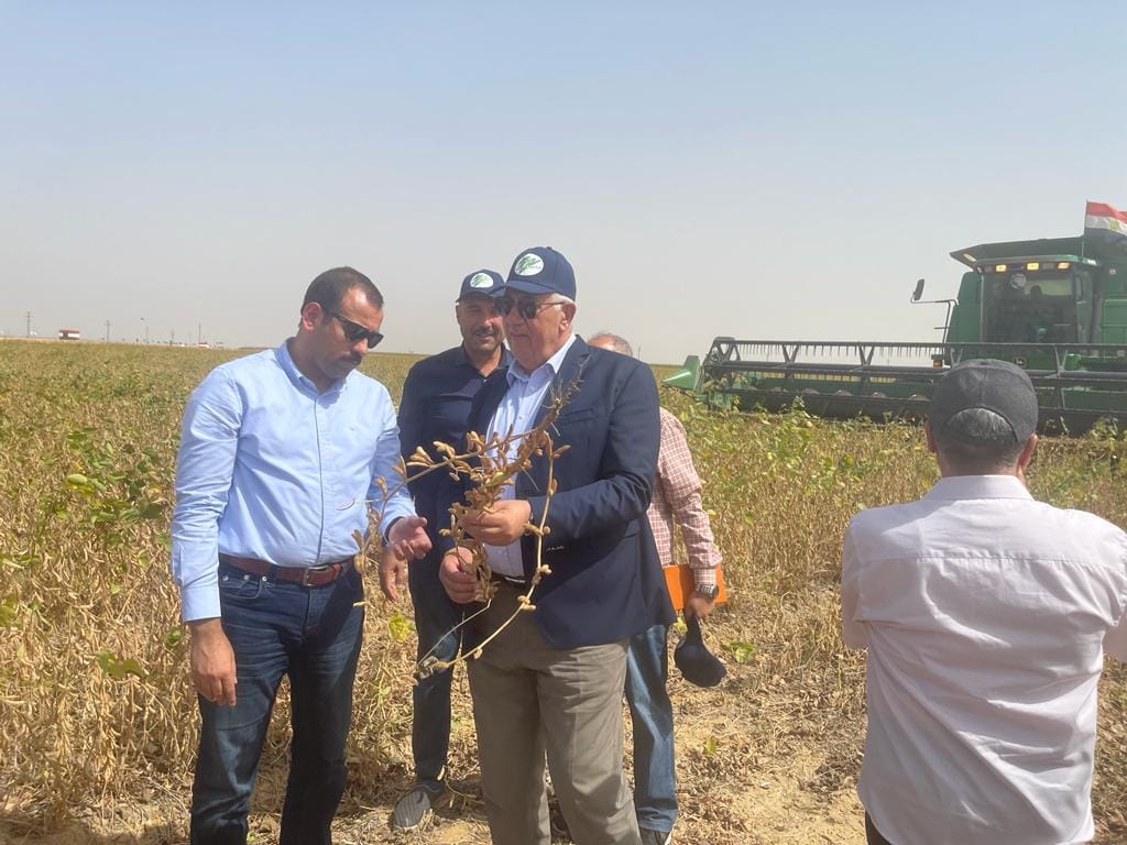 وزير الزراعة يوجه بتقديم الخدمات التنموية للمزارعين بكافة مناطق الجمهورية 1 وزير الزراعة 21728208924