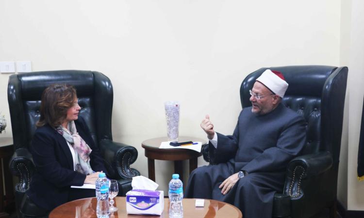 مفتي الجمهورية يبحث مع وفد المجلس القومي للطفولة والأمومة تعزيز التعاون في قضايا الأسرة والطفل 1 167880768801727961844