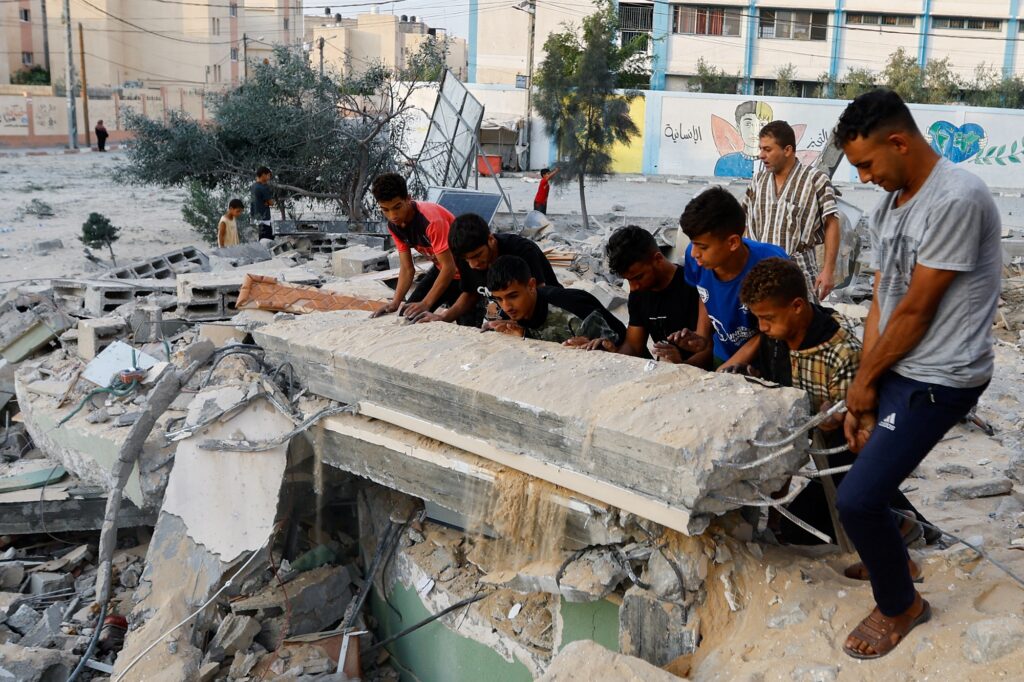 شهداء وجرحى فلسطينيون إثر استهداف الاحتلال الإسرائيلي عدة مناطق في مدينة غزة 1 16967461734051729237743