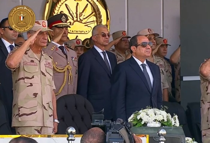 الرئيس السيسي يشهد تفتيش حرب الفرقة السادسة المدرعة......إضافة 2 1 170619962322182023102510415741571728379984