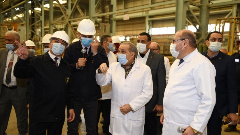 رؤساء "حلوان للمسبوكات" و"أبو زعبل للصناعات الهندسية" و"إنتاج وإصلاح المدرعات" يجتمعون بالعاملين 1 172707210816072488581730280183