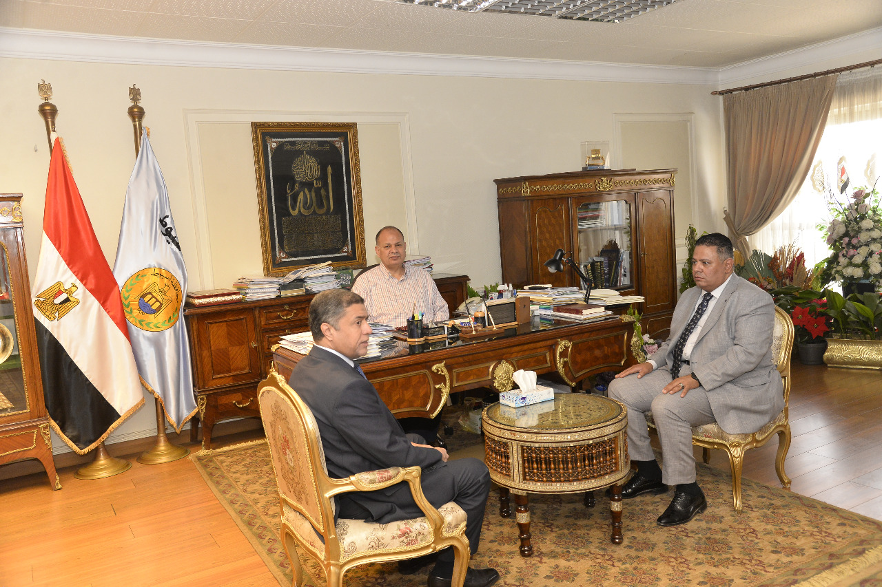 محافظا أسيوط والغربية يوزعان مساعدات على التلاميذ وذوي الاحتياجات الخاصة والفتيات المقبلات على الزواج 1 19 4 2022 17 19 40 GomhuriaOnline 5016503815801728059643