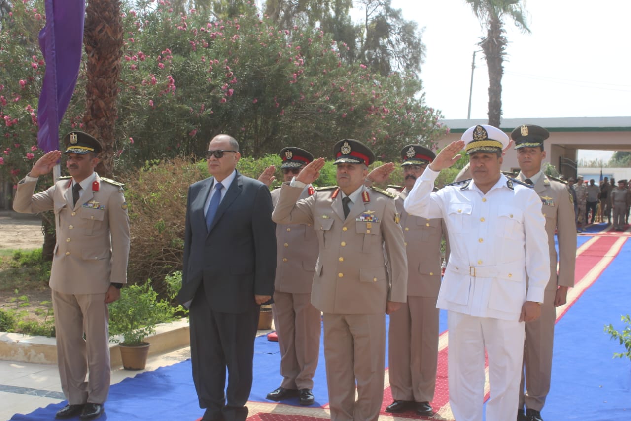 وزير الدفاع ينيب قادة الجيوش والمناطق العسكرية لوضع أكاليل الزهور على قبر الجندي المجهول 1 191728144845