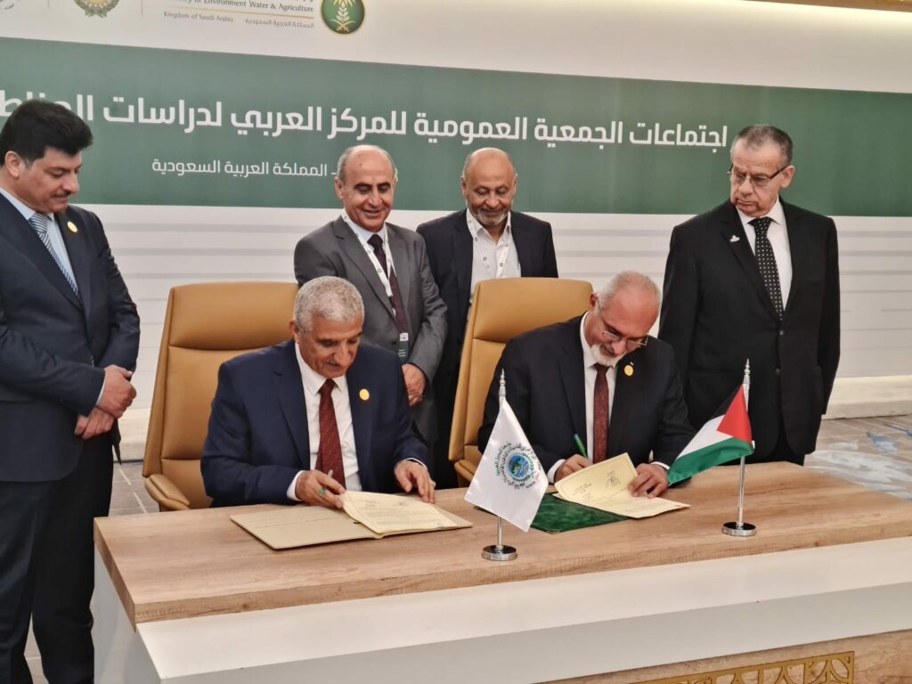 محافظ الوادي الجديد ومدير المركز العربي للمناطق الجافة يوقعان مذكرة تفاهم 1 1921729451343