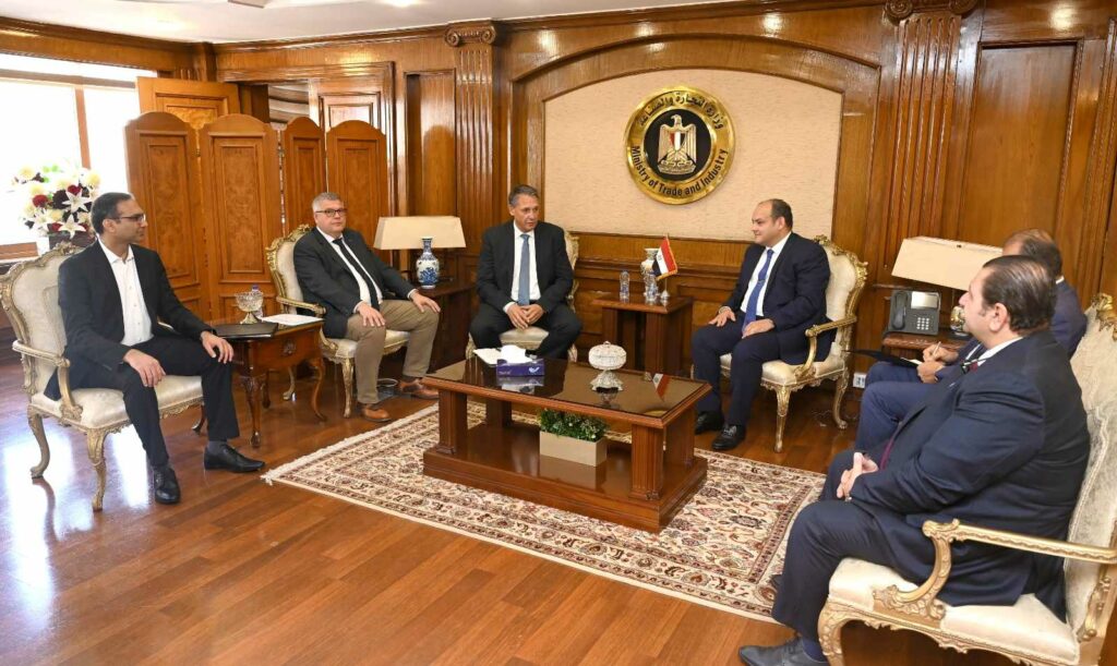وزيرالاستثمار يستعرض مع وفد شركة مرسيدس-بنز إيجيبت مشروعاتها الحالية والمستقبلية في مصر 1 19 2023 638198383888460759 8461729694464