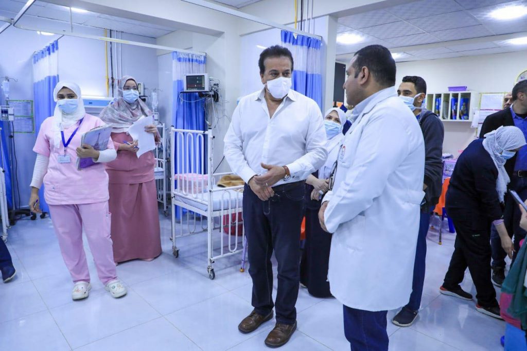 نائب وزير الصحة يتفقد مستشفى المنيرة العام ويوجه بصرف مكافأة مالية للأطباء 1 19 2024 638437817438463441 8461728299523