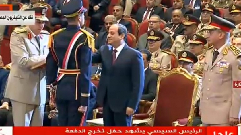 الرئيس السيسي يمنح أوائل خريجي الأكاديمية نوط الواجب العسكري من الطبقة الثانية إضافة أولى وأخيرة 1 201318010015713092551727983265