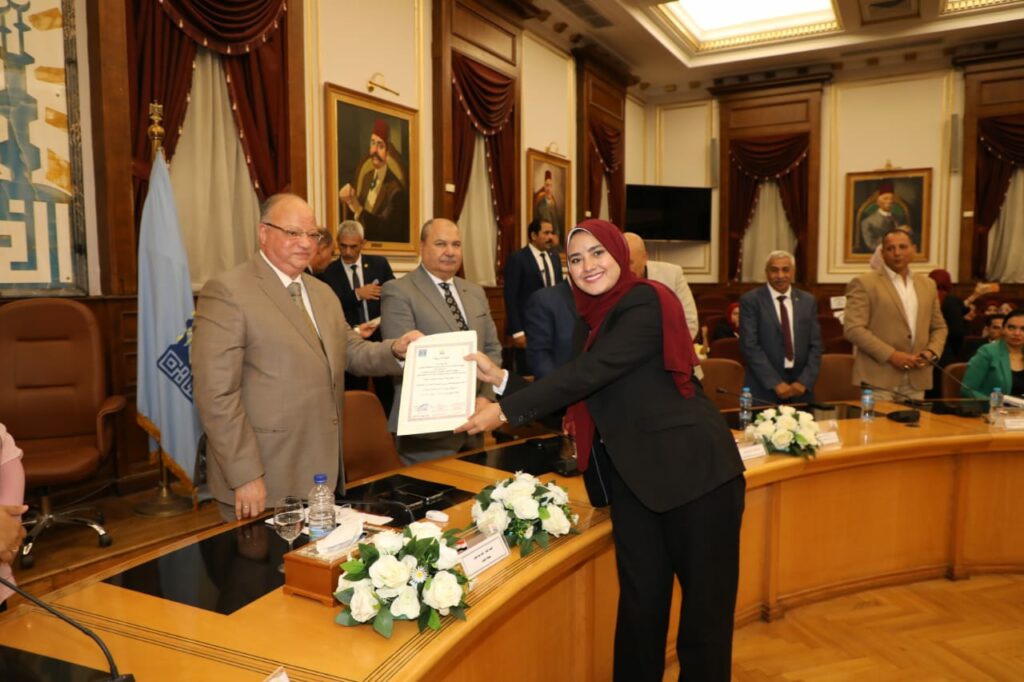 محافظ القاهرة يُكرم مدير مديرية التعليم بعد انتهاء مدته 1 2022 637964271258018723 8011730121903