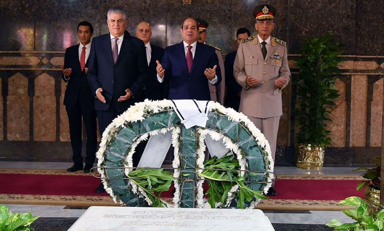 الرئيس السيسي يضع أكاليل الزهورعلى قبر الجندي المجهول والزعيمين أنور السادات وجمال عبد الناصر 1 2022 638003997308399313 8391728122405
