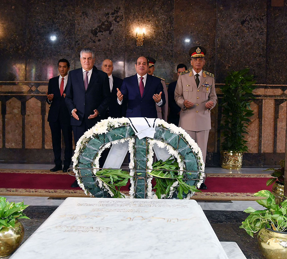 الرئيس السيسي يضع أكاليل الزهورعلى قبر الجندي المجهول والزعيمين أنور السادات وجمال عبد الناصر 1 2022 638003997308399313 8391728122405