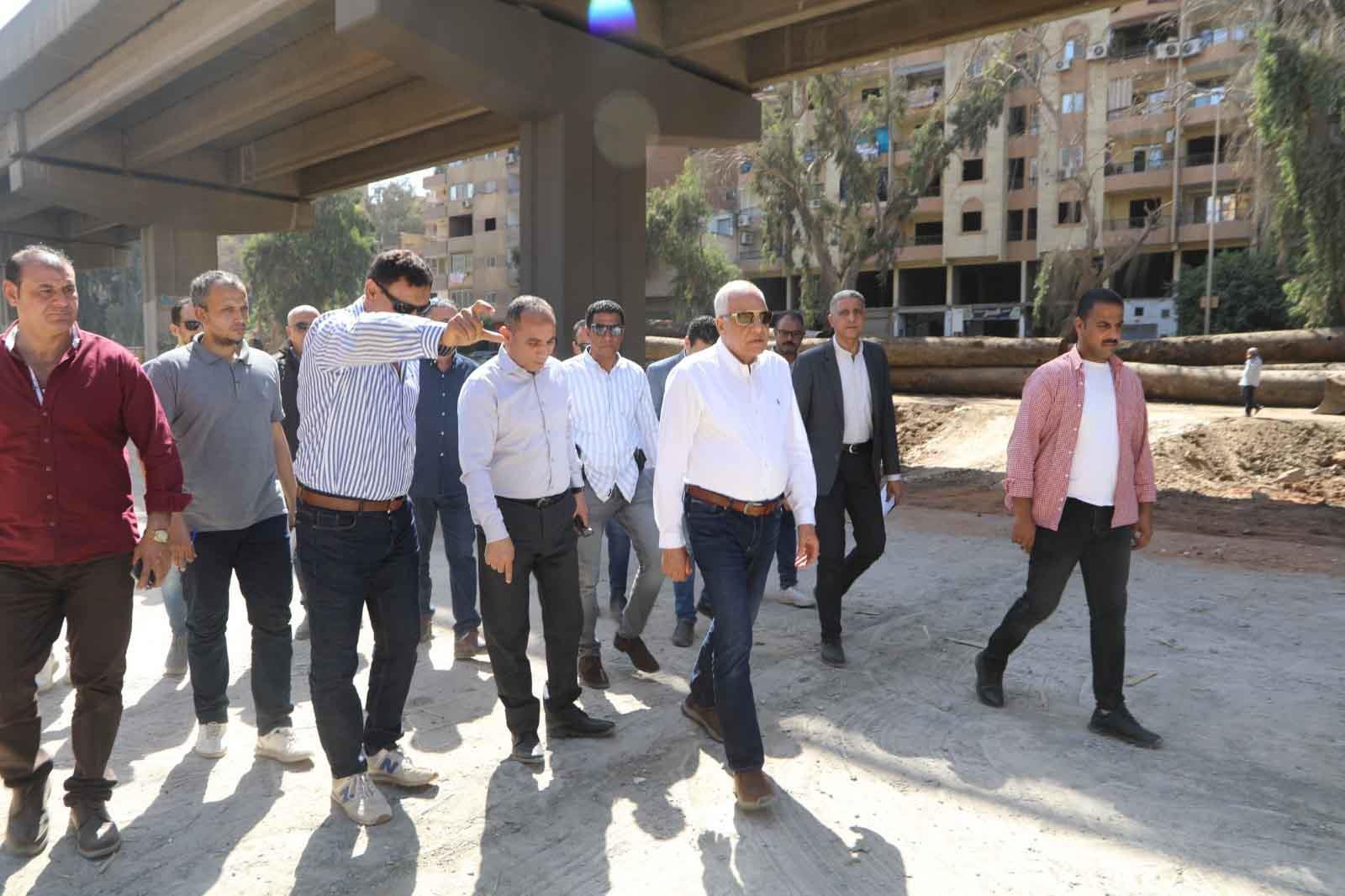 محافظ الجيزة يتفقد مشروعات تطوير الطرق المؤدية للمتحف المصري الكبير والمنطقة الأثرية 1 2023 10 15 13 40 48 3711730206684