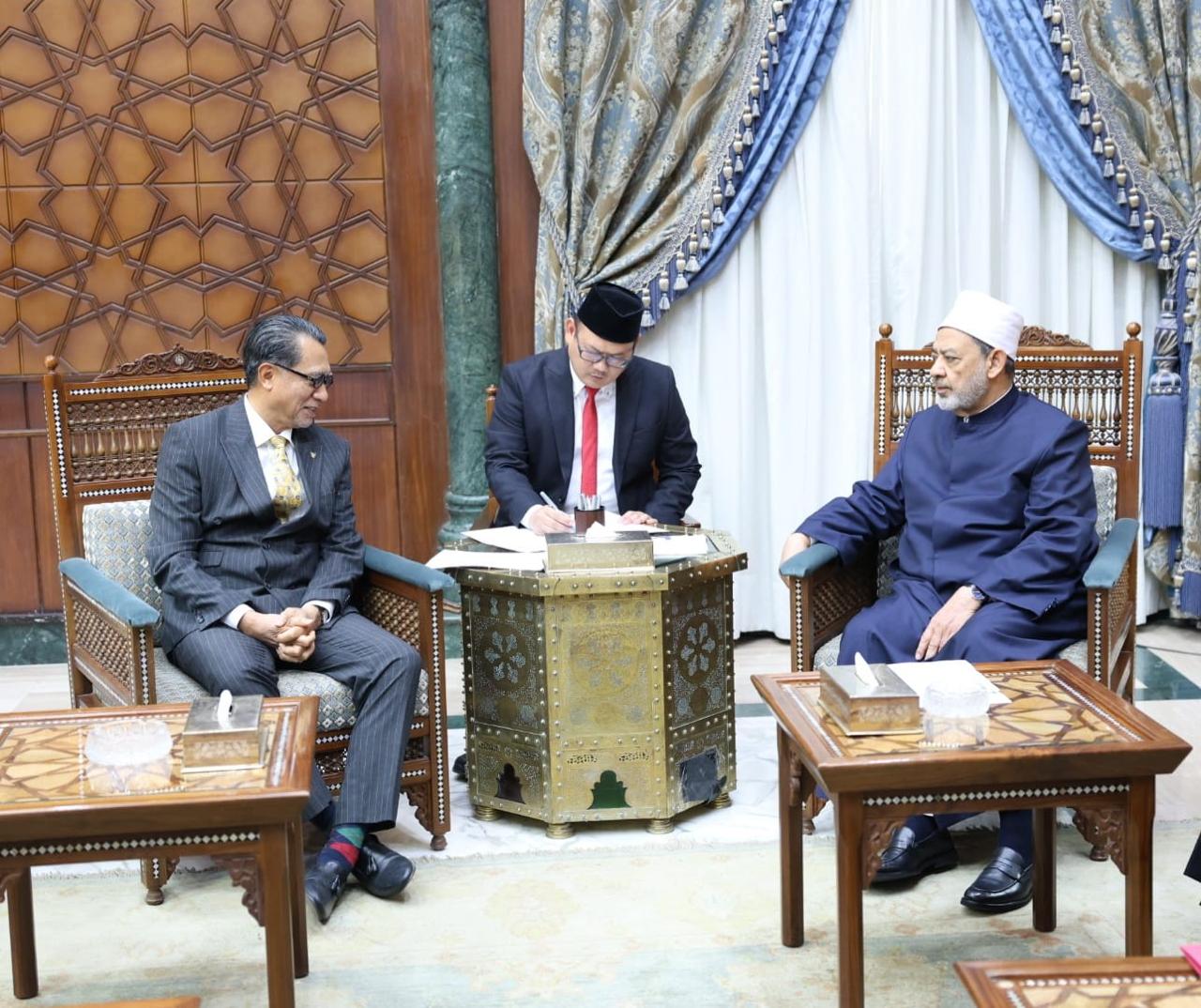 وزير الأوقاف : طلاب إندونيسيا في الأزهر الشريف وبقية الجامعات المصرية أمانة في أعناقنا 1 2024 638531123822650215 2651729627263