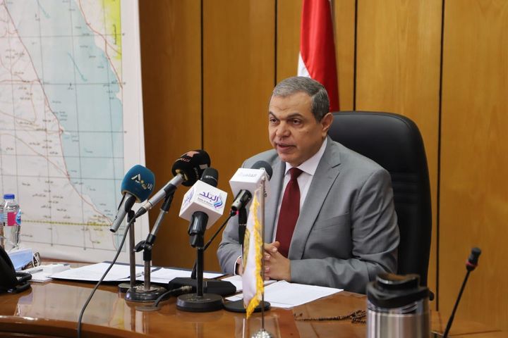 وزير العمل يُعلن بدء اجراءات استخراج تراخيص مزاولة الحرفة للعمالة غير المنتظمة تمهيداً لشمولها بالتأمين الصحي 1 240711728722164