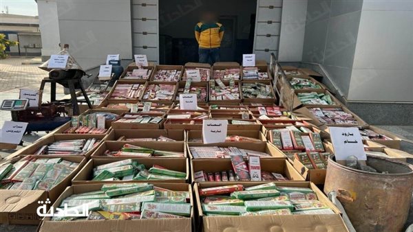 ضبط عامل بالفيوم لقيامه بتصنيع الألعاب النارية والاتجار فيها .. وبحوزته 1.2 مليون قطعة ألعاب نارية 1 2431728125526
