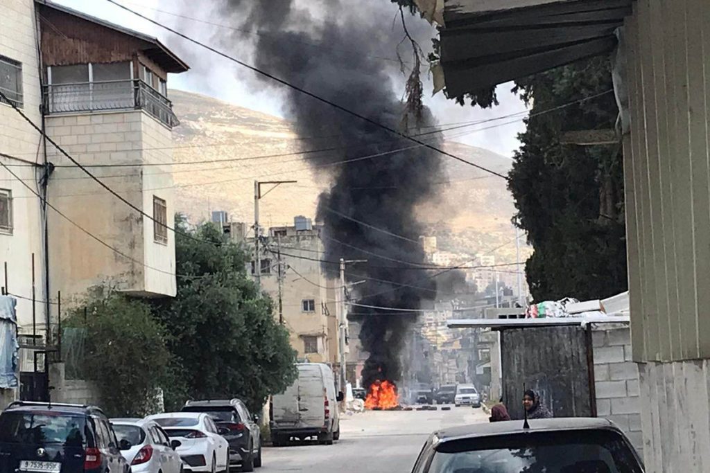 استشهاد فلسطيني وإصابة 4 آخرين بينهم 3 مسعفين في مخيم بلاطة شرق نابلس 1 2a7773579c9999c8ce1f9ef6fbf5c4711727769663