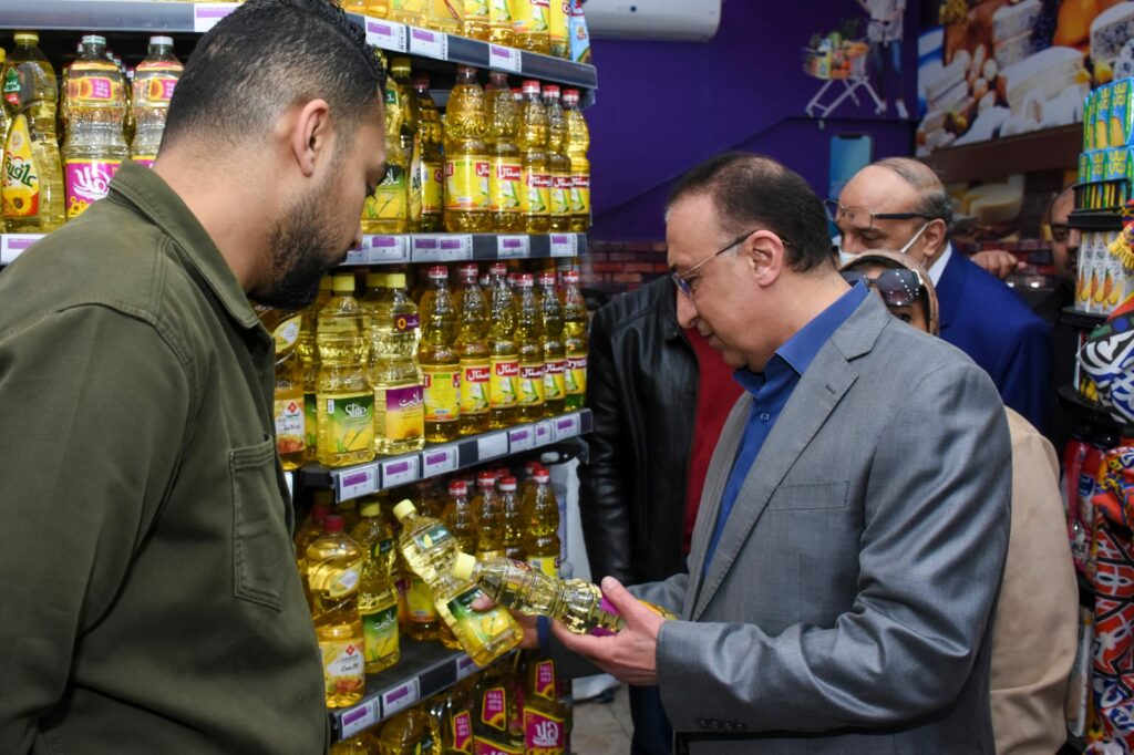 محافظ الإسكندرية يوجه باستمرار الحملات الرقابية للتأكد من صلاحية السلع والتصدي لجشع التجار 1 3701728718924