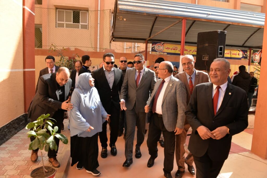 محافظ الدقهلية يقوم بجوله بمنية النصر للتأكد من الإعلان عن أسعار السلع والمنتجات 1 541729421463