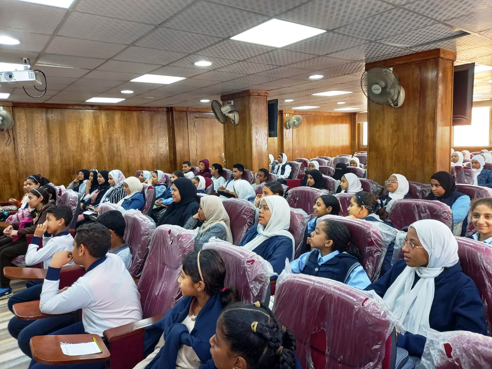 محافظ أسوان يكلف بتكثيف الجهود لتحفيز المواطنين للتقدم بطلبات التصالح فى مخالفات البناء 1 7351729942924