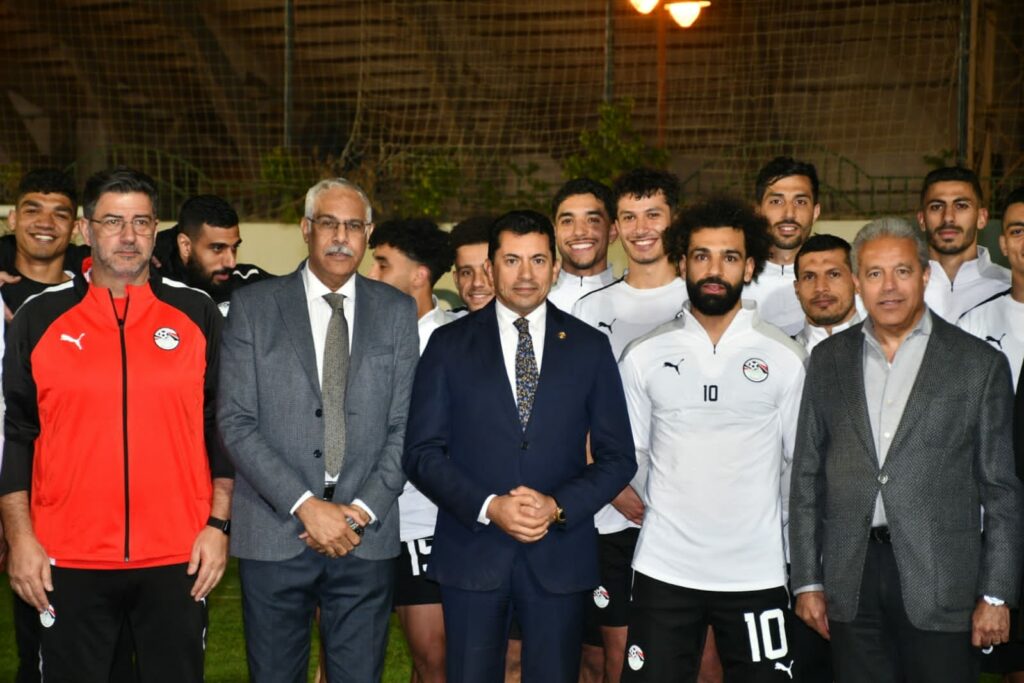 وزير الرياضة يسلم لاعبي الأهلي كأس فيفا "إفريقيا - آسيا - أوقيانوسيا" 1 7631730231047