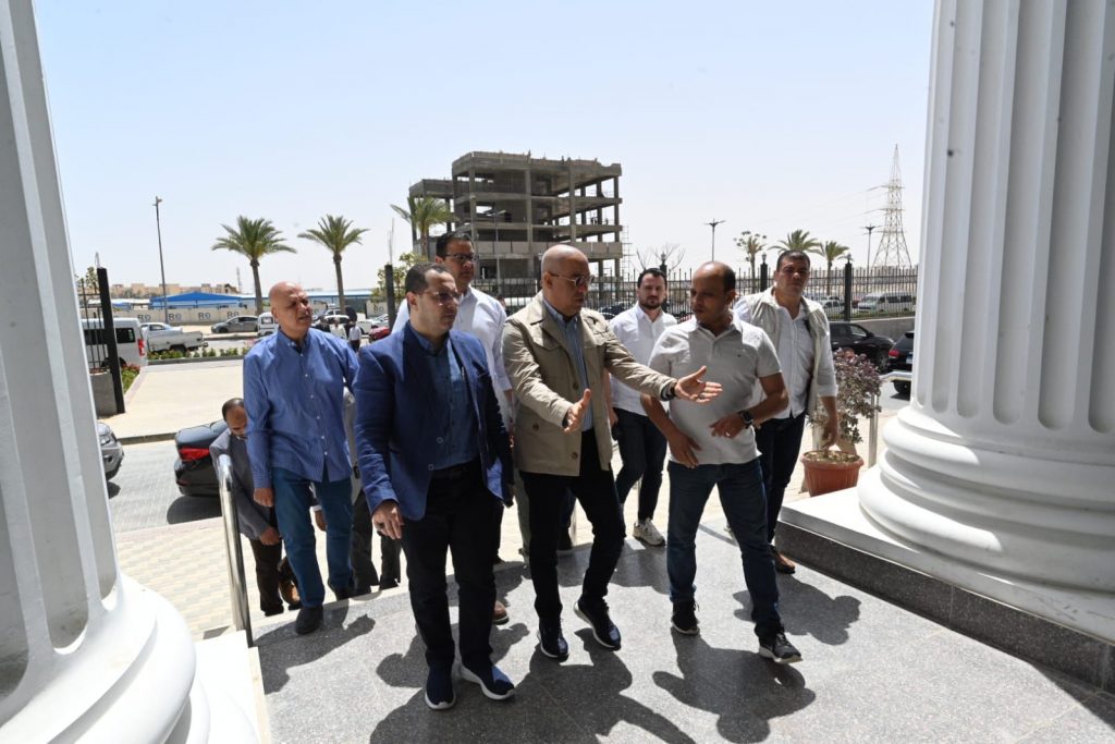 وزير الإسكان يتفقد أعمال التطوير بمركز مارينا العلمين السياحي 1 891728221165