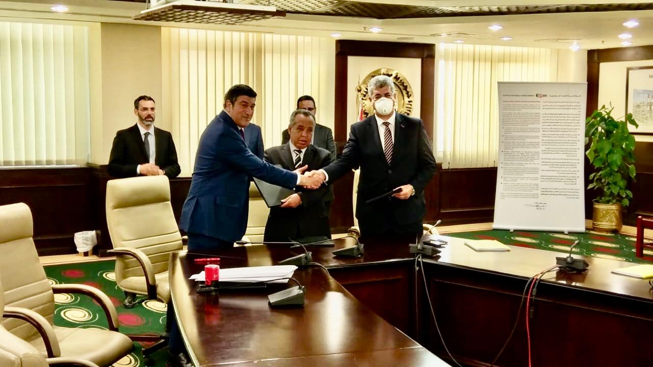 توقيع عقد مشروع لإنتاج البولي يوريثان باستثمارات 100 مليون جنيه في المنطقة الصناعية بالسخنة 1 IMG 20200417 WA00281730289664