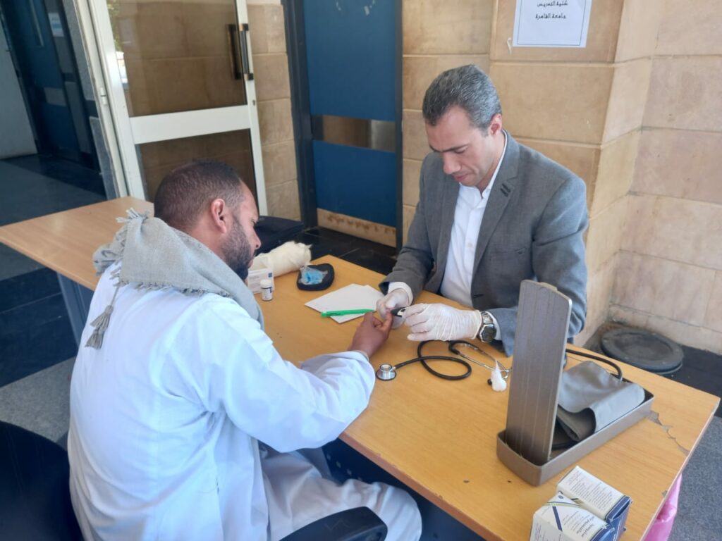 رئيس جامعة القاهرة يستعرض نتائج أعمال القافلة الشاملة لمنطقة كفر طهرمس بالجيزة 1 IMG 20230313 WA00451729856643