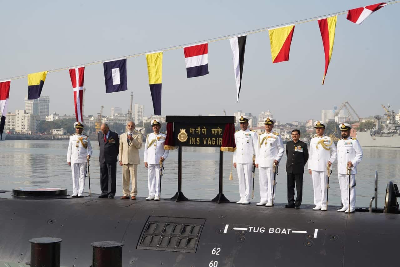 البحرية الهندية: زيارة غواصة روسية لميناء كوتشي الهندي تؤكد قوة التعاون البحري بين البلدين 1 Indian Navy Commissions 5th Scorpene Submarine INS Vagir1729665844
