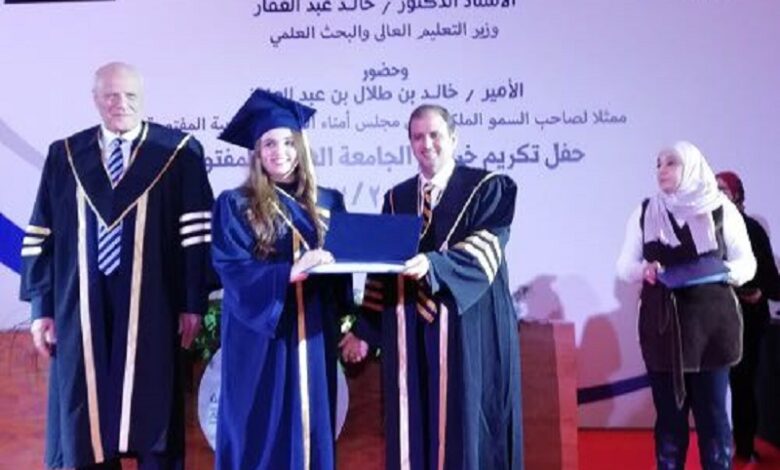الجامعة العربية المفتوحة تحتفل بتخريج دفعتين من طلابها بمقرها بالشروق 1 WhatsApp Image 2018 01 30 at 11728726372