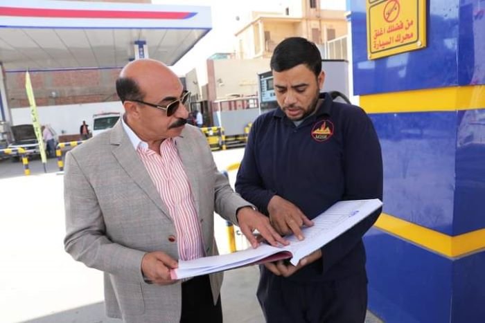 محافظ أسوان يشدد على ضرورة متابعة مواقف السيارات ومحطات الوقود والالتزام بالتعريفة الجديدة 1 elaosboa362981729685703