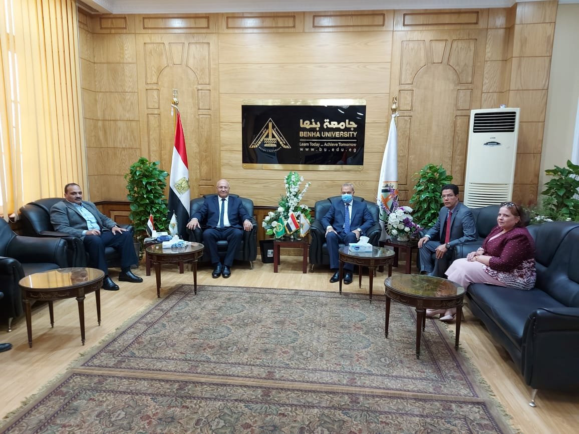 محافظ القليوبية ورئيس جامعة بنها يشهدان حوار مائدة مستديرة حول "المهارات المطلوبة لسوق العمل" 1 elaosboa915721730033764