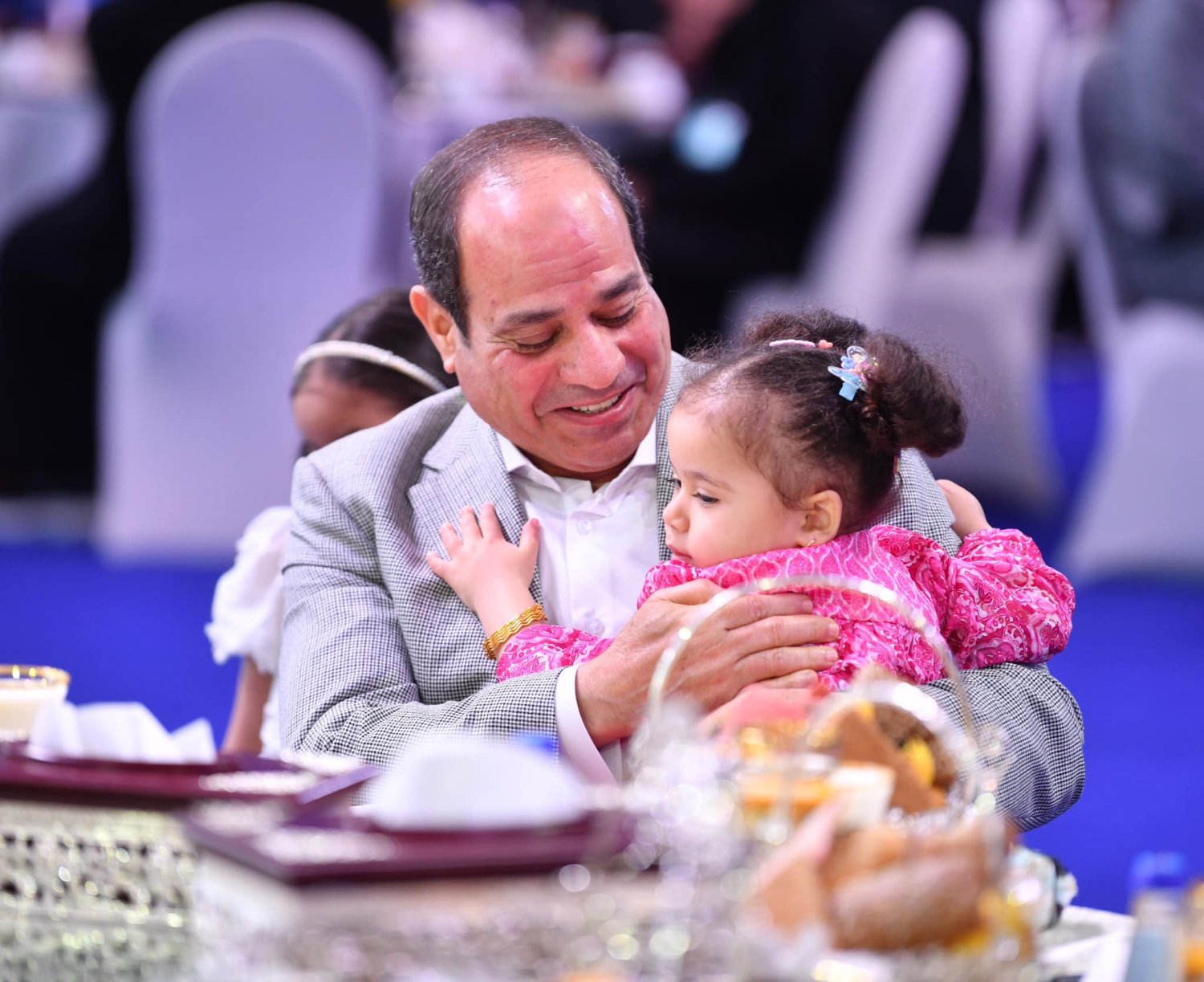 بمشاعر أبوية .. السيسي يصافح ويحتضن الطفل أنس في حفل القبائل العربية والعائلات المصرية 1 lryys lmsry bd lfth lsysy yhtdn bn hd shhd ljysh wlshrt fy msr khll htflt yd lftr fy lqhr lrys lmsry1729966864