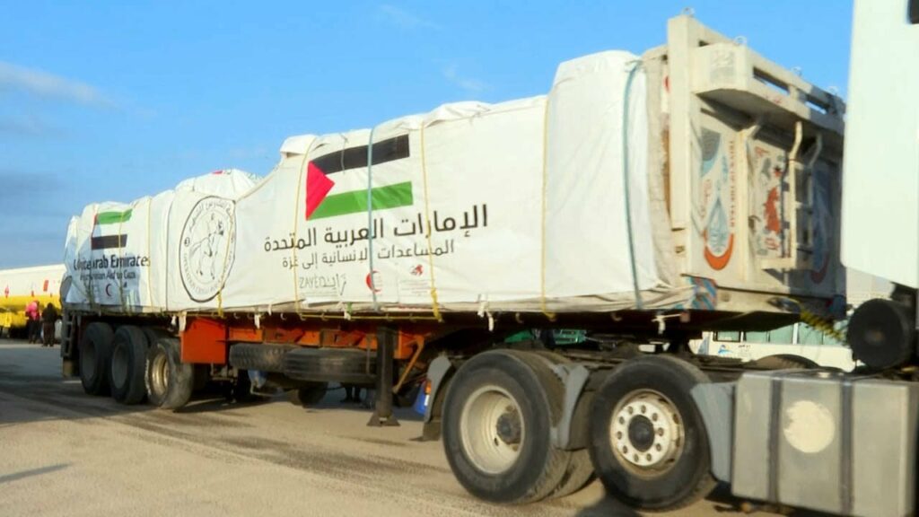 إيطاليا تسلم قافلة مساعدات إنسانية تضم 15 شاحنة ببرنامج الأغذية العالمي لغزة 1 maxresdefault1729883043