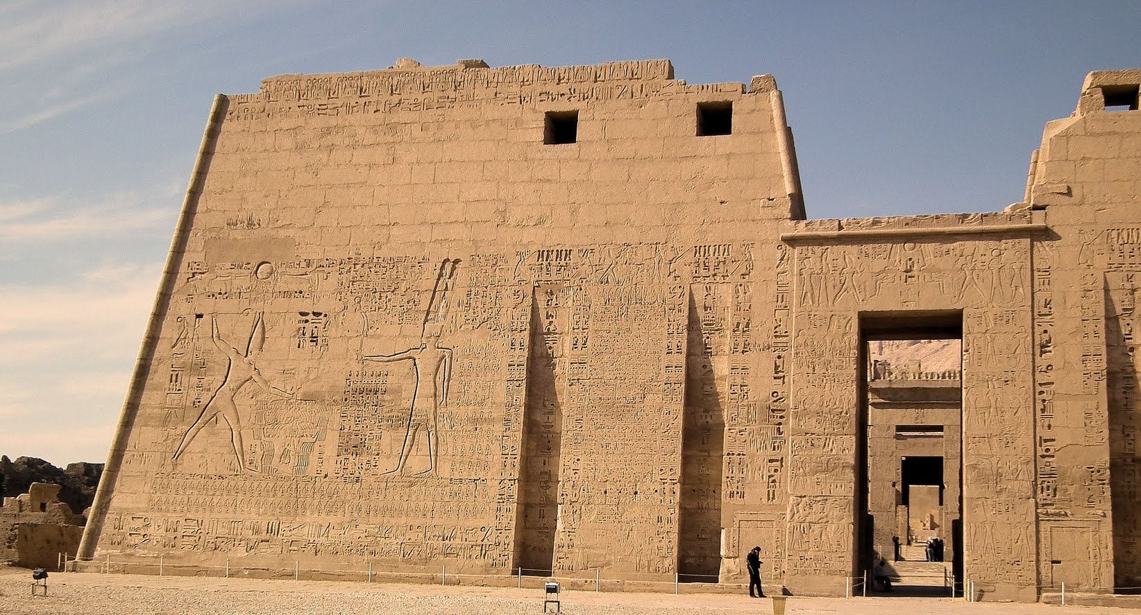 مدير متحف الآثار بالإسكندرية: معبد مدينة "هابو" يجسد بطولات الملك رمسيس الثالث منذ 3200 عاما 1 151013 920 00aae1731223503