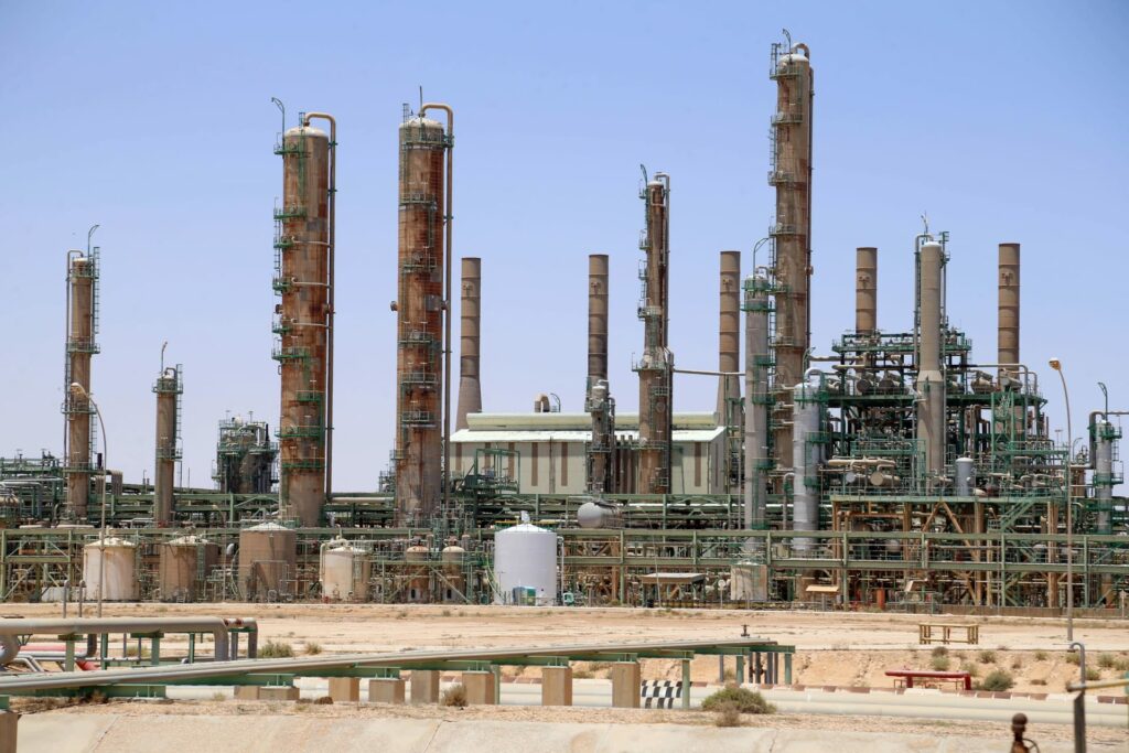 إنتاج أوبك النفطي يتعافى بعد فتح حقول النفط ومرافئ التصدير المغلقة في ليبيا 1 1671941730548203