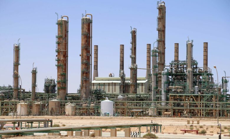 إنتاج أوبك النفطي يتعافى بعد فتح حقول النفط ومرافئ التصدير المغلقة في ليبيا 1 1671941730548203