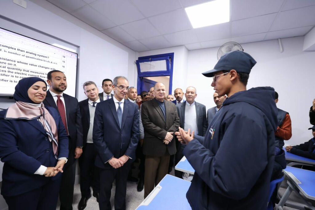 رئيس الوزراء يتفقد "مدرسة WE للتكنولوجيا التطبيقية" بالوادي الجديد 1 1951732195623