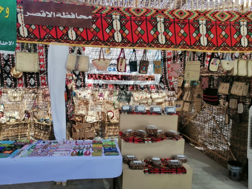 محافظ الأقصر يفتتح فعاليات مهرجان "المرأة الصعيدية للحرف البيئية والمشغولات اليدوية" 1 19 2022 638006933847280671 7281732814883