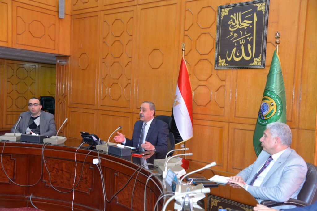 محافظ الإسماعيلية يبحث آليات ضبط الأسعار مع عدد من تجار المحافظة وأعضاء الشعب التجارية 1 19 2024 638429250180273504 271731442503