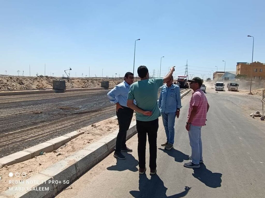 رئيس "جهاز 15 مايو" يتفقد أعمال رفع كفاءة الطرق والأحياء السكنية بالمرحلة الثالثة بالمدينة 1 2023 638260492390030145 31731228665
