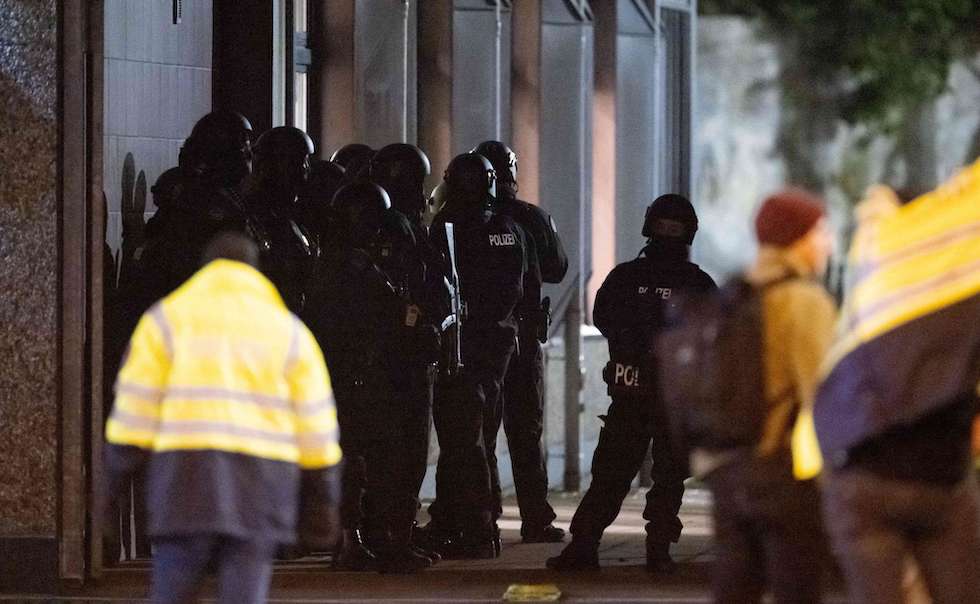 ألمانيا تعتقل ثمانية أشخاص يشتبه بانتمائهم إلى جماعة يمينية متشددة تخطط لتمرد 1 20230310003045afpp afp 33aw2bv1730806983
