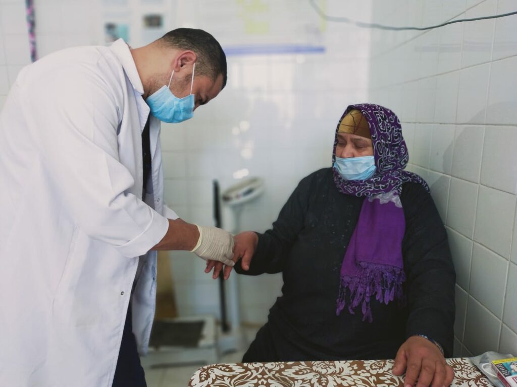 فحص 3080 مواطنا وعلاجهم بالمجان في قافلة طبية بالشرقية ضمن مبادرة "بداية" 1 3741731514563