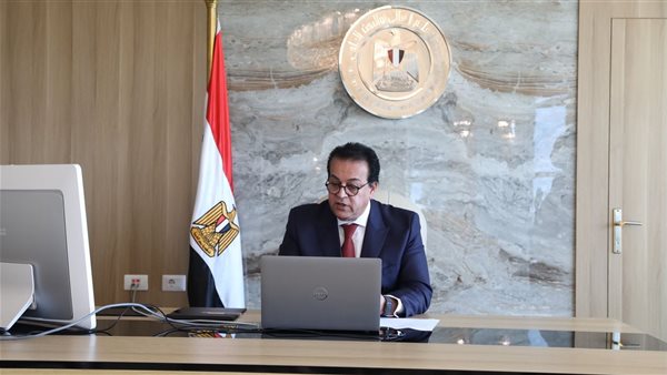 خالد عبد الغفار يبحث مع نقيب التمريض إطلاق مبادرة "من حقي" لتطوير التعليم الفني والتمريض 1 471732555323
