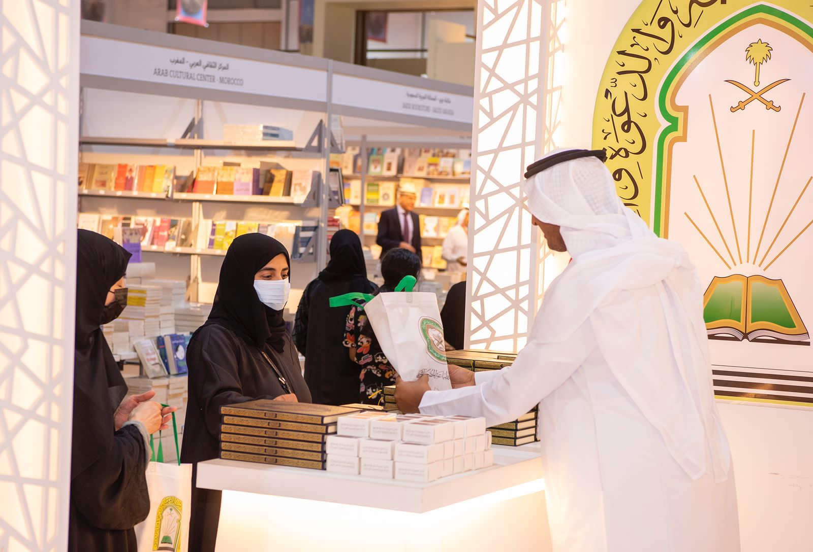مسؤول بمعرض الشارقة للكتاب: المعرض شهد إقبالا جماهيريا علي اقتناء الكتب الأدبية المصرية 1 IMG 20221112 WA00691731593044