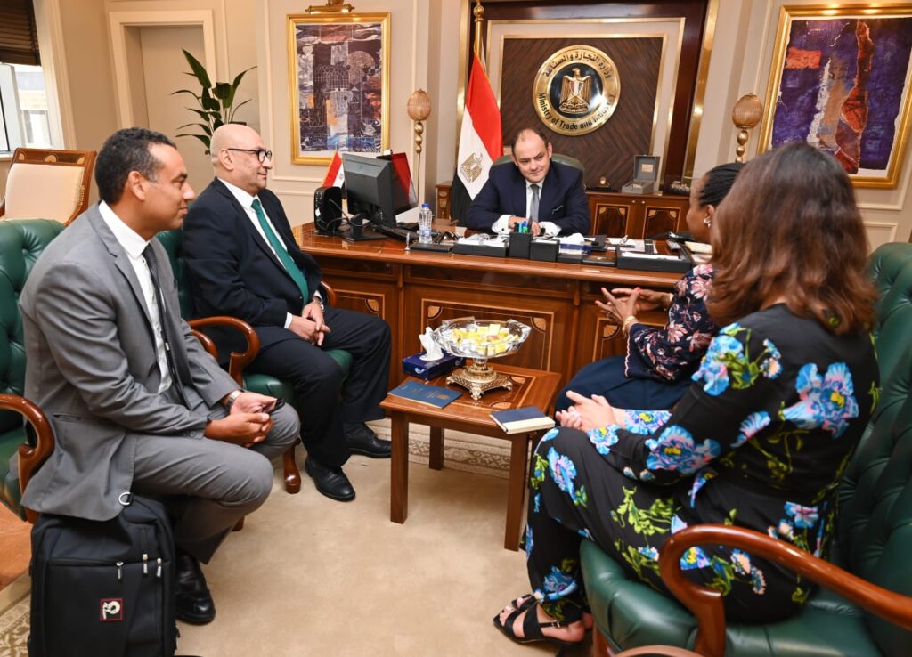 وزيرالاستثمار يستعرض مع وفد منظمة الأمم المتحدة للتنمية الصناعية(اليونيدو)والاتحاد الأوروبي مشروع دعم التجارة والصناعة والنمو 1 IMG 20230708 WA0032