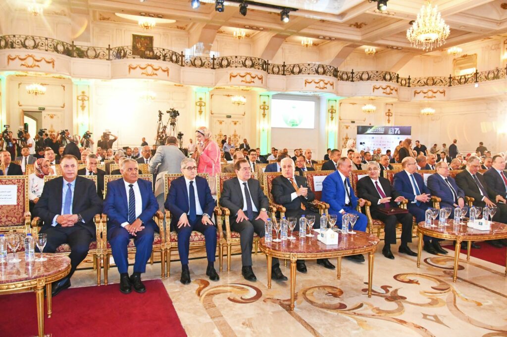 رئيس هيئة المعارض: الاستثمار عامل رئيسي لتحقيق التنمية الاقتصادية والاجتماعية للدول 1 IMG 20231009 WA0009 1 scaled1731338404