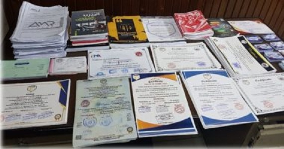 ضبط شخص لادعائه بقدرته على تزوير شهادات دراسية والترويج لنشاطه عبر مواقع التواصل 1 j1732881544